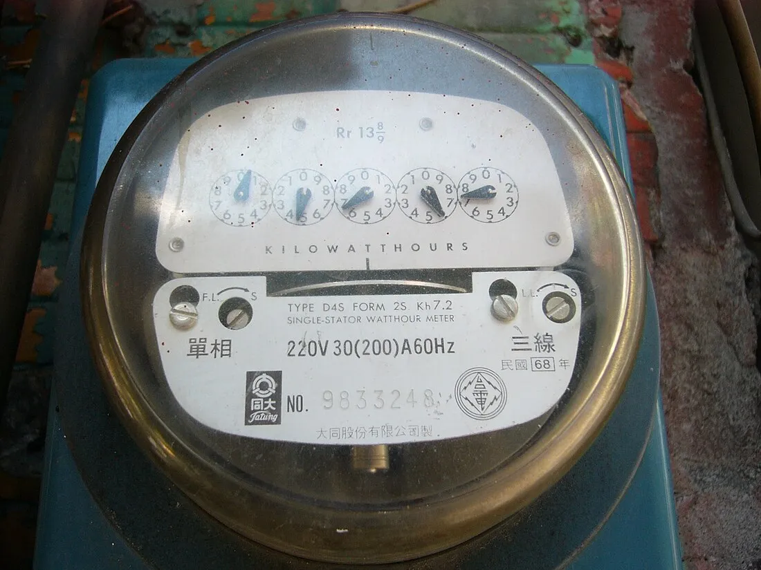 大同公司 D4S 型單相三線電表的正面特寫，字輪上方橫排印著 KILOWATTHOURS，銘牌標示 SINGLE-STATOR WATTHOUR METER、220 V 30(200) A 60 Hz、民國 68 年。