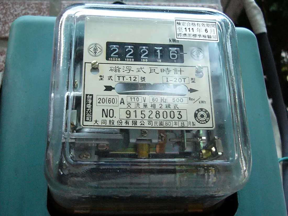 大同公司 TT-12 號 I-20T 型交流單相二線磁浮式瓦時計，透明表殼內可看到轉盤與字輪。