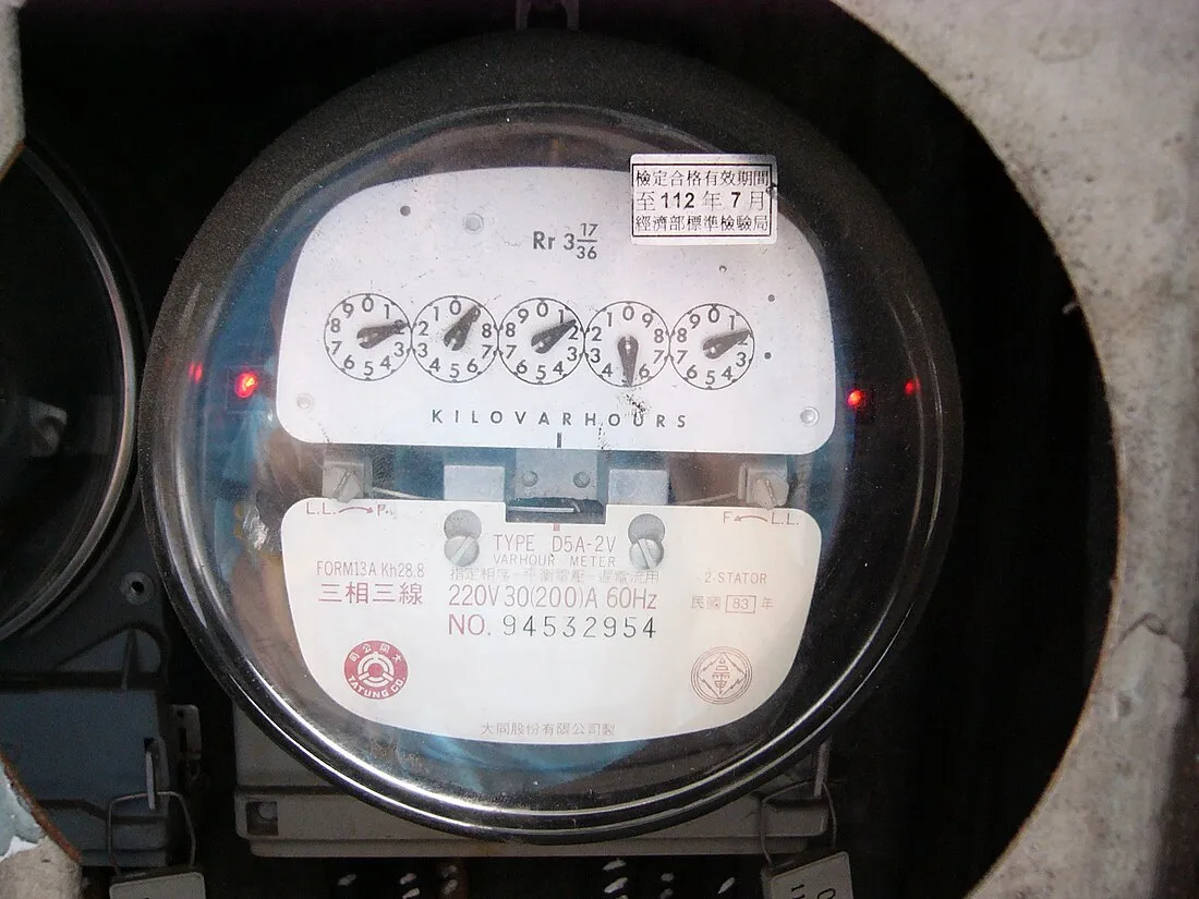 大同公司 D5A-2V 型三相三線電表的正面特寫，字輪上方橫排印著 KILOVARHOURS，銘牌標示 VARHOUR METER、三相三線、220 V 30(200) A 60 Hz，右上角貼著經濟部標準檢驗局的檢定合格有效期間標籤。